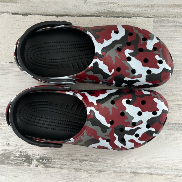 CROCS Men’s Size 10 Classic Slip On Clogs Camo Red/Black/White/Gray main image 7